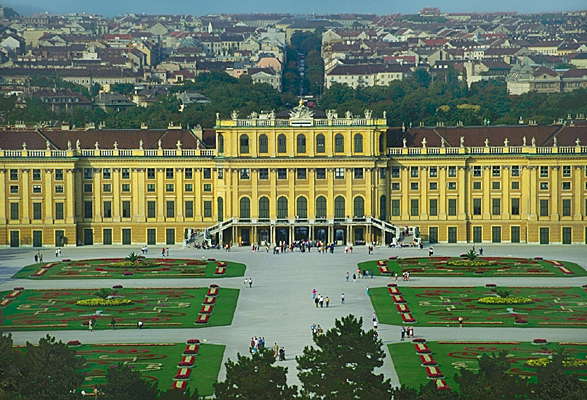 Вена. Шонбруннский дворец, построенный в 1713 году и включающий 1 441 комнату.