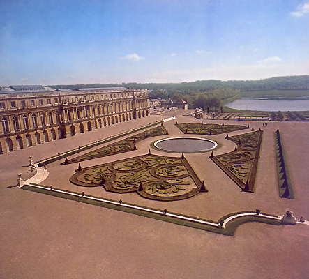 Версаль. Дворец. Общий вид садово-паркового фасада.