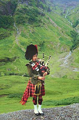 Шотландский музыкант с волынкой.