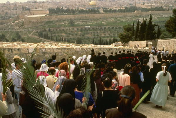 Христианские паломники у стен Иерусалима в Вербное Воскресенье.