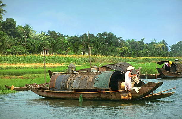 Вьетнам. Лодки на реке.