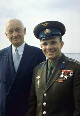 Юрий Гагарин и американский промышленник Сайрус Итон.