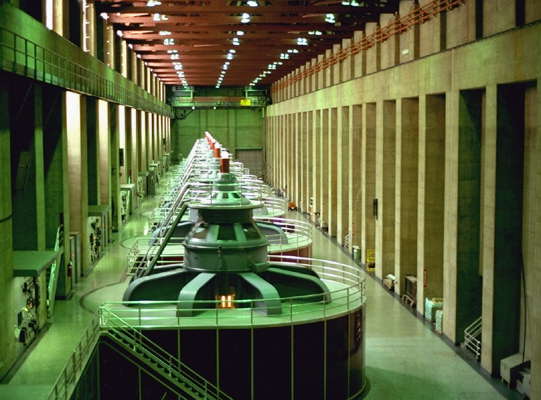 Генераторный зал электростанции Гувер Дам, штат Аризона.