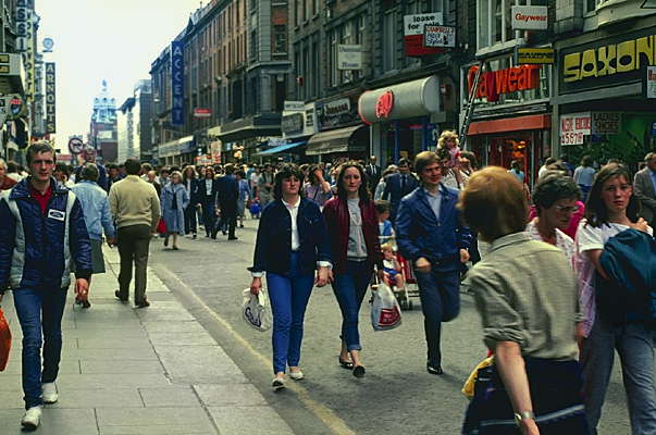 Пешеходы на улице Дублина.
