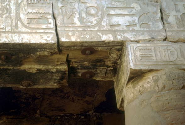 Древнеегипетский храм в Камаке, повреждённый землетрясением.
