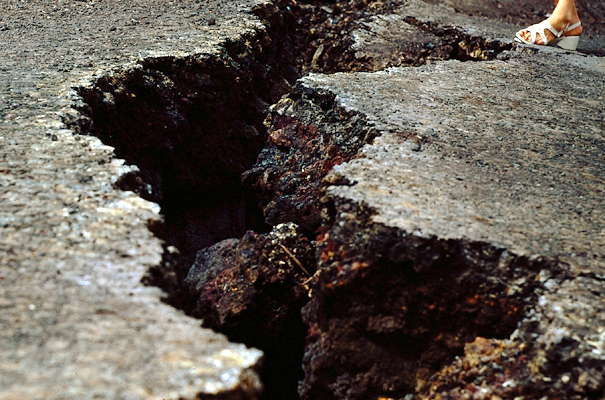 Шоссе, треснувшее во время землетрясения. Капохо, Гавайи.