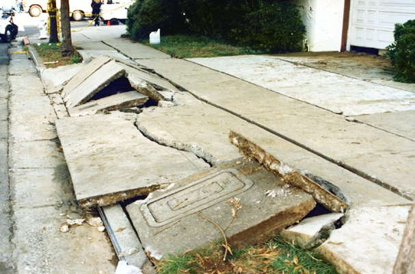 Улица, пострадавшая во время землетрясения в Сан-Франциско, 1989.