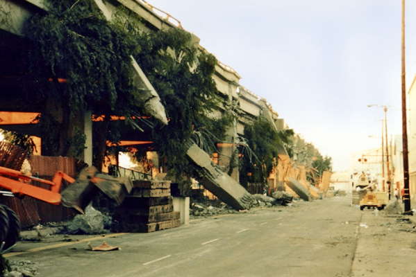 Эстакада, рухнувшая во время землетрясения в Сан-Франциско, 1989.
