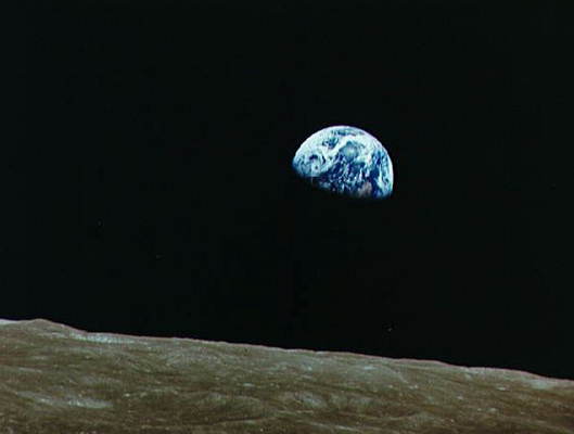 Земля. Снимок сделан с борта космического корабля Аполлон 8, находящегося на орбите спутника Луны. Архив НАСА.