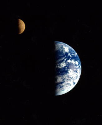 Земля и Луна. Снимок сделан космическим аппаратом Галилей с расстояния 6,2 млн. км. Архив НАСА.