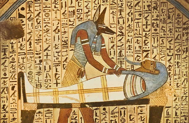 Египетские иероглифы сопровождали изображения богов на стенах гробниц.