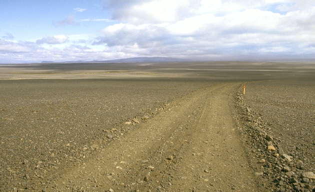 Дорога к вулкану Аскья, пролегающая через Центральную пустыню. Исландия.