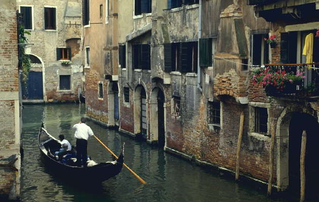 Италия. Тур на гондоле по каналам Венеции.