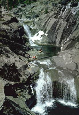 Река Йосемити-Крик вблизи водопада.