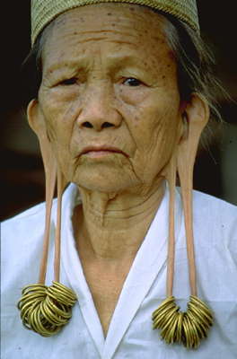 Калимантан. Женщина из племени даяков.