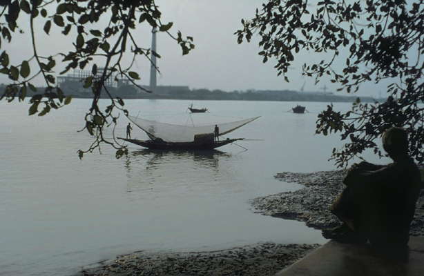 Калькутта. Рыбак на речке Хулей.