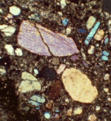 Кимберлит. Снимок под поляризационным микроскопом (увеличено в 40 раз), со скрещенными николями.