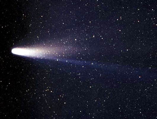 Комета Галлея, 8 марта 1986 г., сделанный В. Лиллье на острове Пасхи (архивы НАСА).