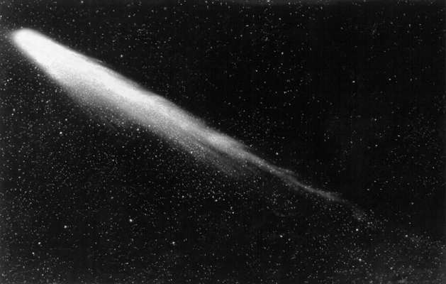 Комета Когоутека (1973-74): видимая часть атмосферы - голова кометы состоит из газа, плазмы и пыли; солнечный ветер и давление солнечного излучения сдувают вещество атмосферы, образуя протяженный хвост.