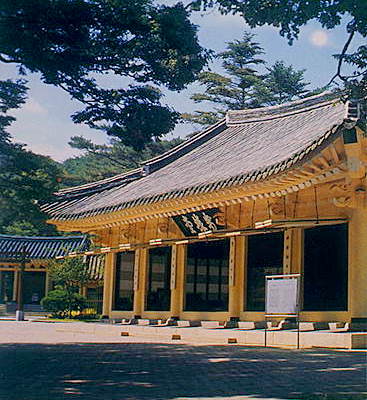 Республика Корея. Одно из зданий мемориала, посвящённого адмиралу Ли Сунсину. Провинция Кёнсан-Намдо.