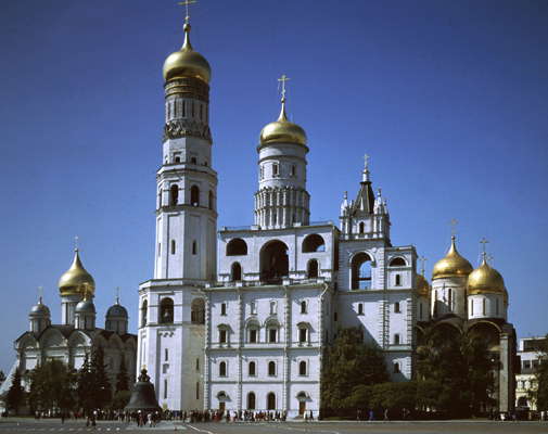 Кремль Московский. Колокольня Иван Великий (внизу Царь-колокол), справа звонница. На заднем плане слева - Архангельский собор, слева - Успенский собор.