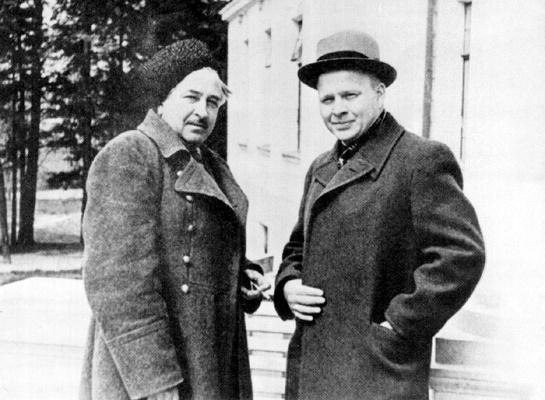 Лев Кулешов (слева) и Аркадий Гайдар. 1941, Болшево.
