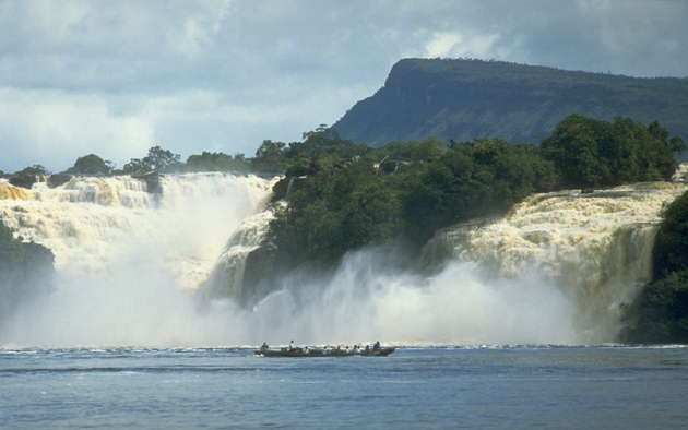Водопады в лагуне Канаима, Венесуэла.