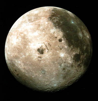 Луна. Совмещение снимков, сделанных в трёх спектральных диапазонах. Архив НАСА.