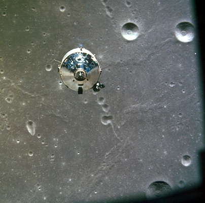 Поверхность Луны (с борта космического корабля Аполлон).