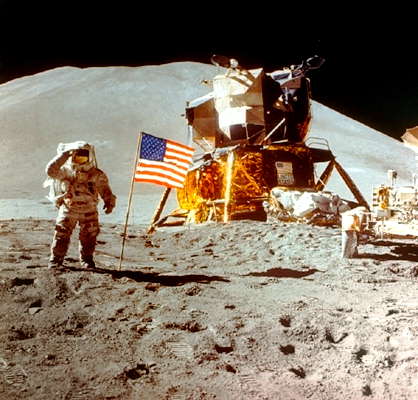 Спускаемый модуль космического корабля Аполлон на поверхности Луны.