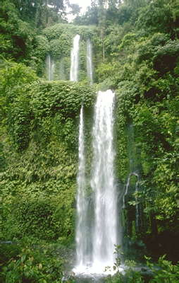 Малайзия. Водопад в горной части страны.