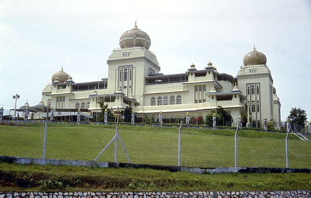 Малайзия. Дворец султанов в Куала-Кангсаре.
