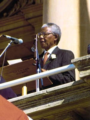Нельсон Мандела открывает ралли в Кейптауне, 1994.