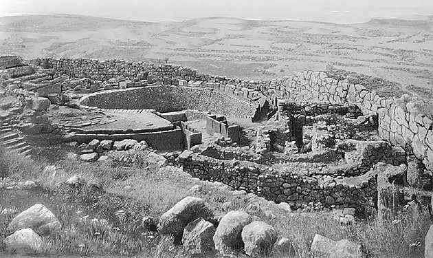 Микены. Царские погребения на акрополе. 16 в. до н.э. Вид с северо-востока.