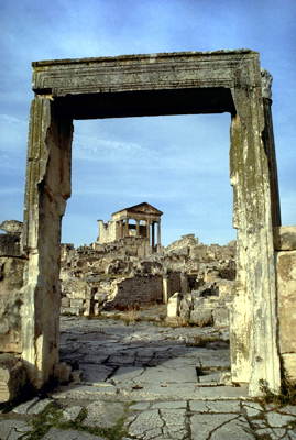 Руины храма Юпитера, Юноны и Минервы. Тунис.