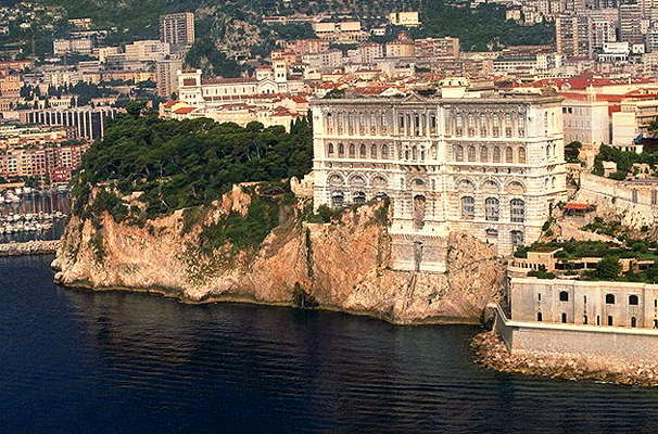 Монако. Одно из самых больших зданий в стране.
