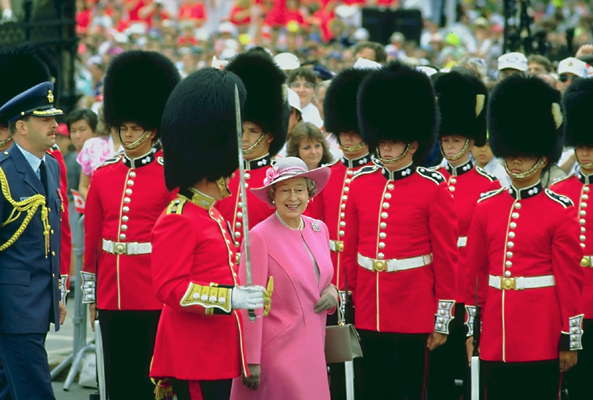 Монархия. Королева-мать обходит строй шотландских гвардейцев.
