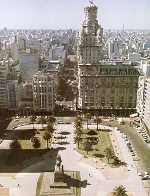 Монтевидео. Вид одной из центральных площадей города.