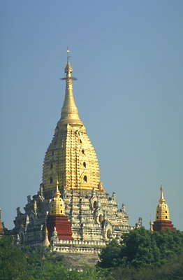 Мьянма. Золотые крыши буддийских храмов.