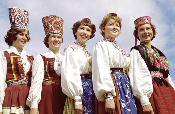 Эстонки в национальных костюмах.