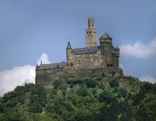 Замок Марксбург, расположенный на высоком берегу Рейна.