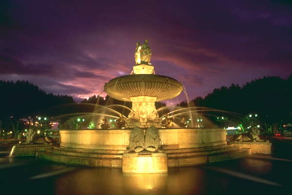 Ротонда с фонтаном. Площадь Шарля де Голля.