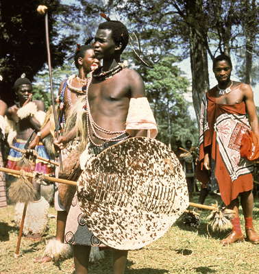 Свазиленд. Свази в традиционных одеждах воинов.