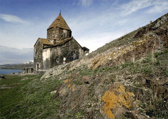 Озеро Севан, Армения. Старая церковь.