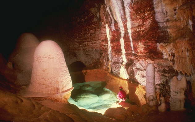 Подземное озеро с большими сталагмитами. Площадь в пещере Лечугуилла, Нью-Мексико.