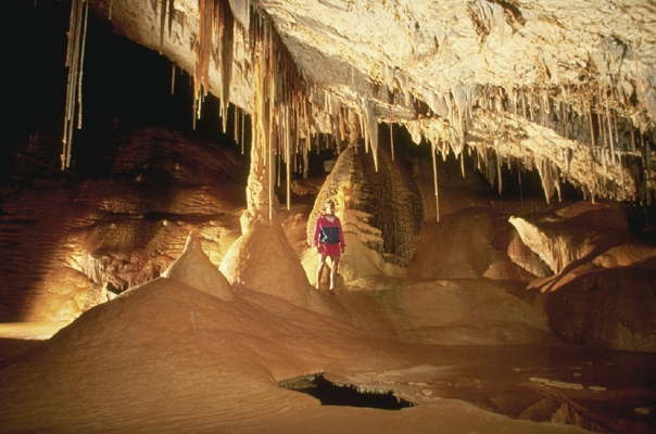 Оранжевые натеки и сталактиты. Пещера Лечугуилла, Нью-Мексико.