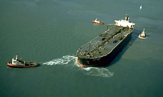 Нефтяной танкер покидает терминал близ Сотона.