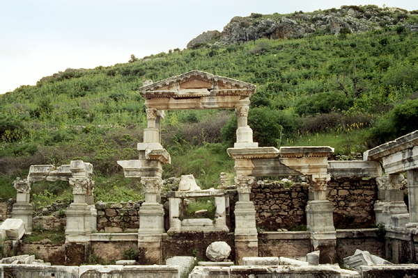 Руины фонтана императора Траяна. Турция.