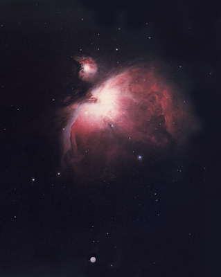 Туманность в созвездии Ориона - облако ионизированного водорода, светящееся за счёт переработки излучения четырёх звёзд (эти звёзды не видны из-за большой яркости центральной части туманности).