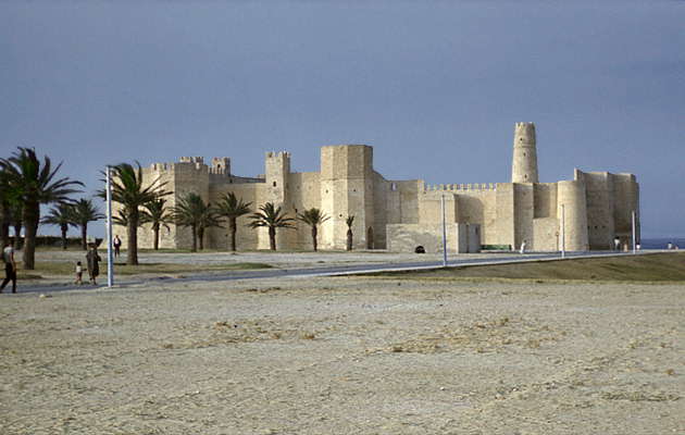 Тунис. Крепость в окрестностях г. Монастир.